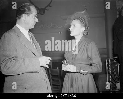 ASSOCIATED BRITISH PICTURES PRESSEEMPFANG MR . C.J. LATTA im Gespräch mit Frau Arthur Abeles , Frau des Managers von Warner Brothers , Großbritannien , beim Associated British Pictures Press Empfang im ungarischen Restaurant, Lower Regent Street, London . 18. November 1948 Stockfoto