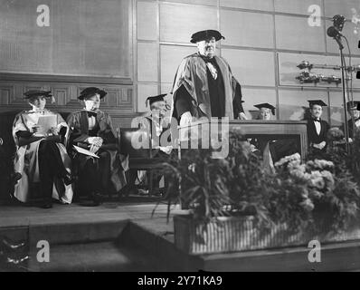 Die Ehrenurteile der London University wurden an Mr. Verliehen. Winston CHURCHILL, WALTER de la MARE , der Dichter , Sir ALEXANDER FLEMING , entdecker des Penicillins , Dr . FISHER, Erzbischof von Canterbury, Herr MARSHALL, US-Außenminister (der bei der Zeremonie nicht anwesend war), und Sir ERNEST POOLEY, Vorsitzender des Arts Council , anlässlich der 112. Feier des Foundation Day an der Universität. DAS BILD ZEIGT:- MR . CHURCHILL spricht nach der Zeremonie. Im Hintergrund von links nach rechts, sind Sir. ALEXANDER FLEMING , WALTER de la MARE und Sir WILLIAM BEVERIDGE . 19 Nein Stockfoto