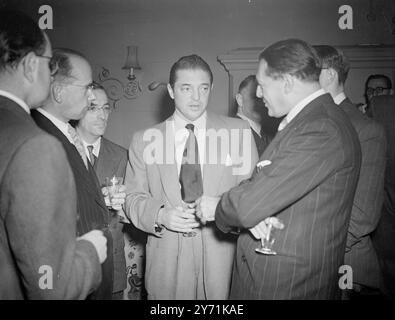 ASSOCIATED BRITISH PICTURES PRESSEEMPFANG MR . VINCENT SHERMAN , amerikanischer Regisseur des neuen Films " The hastige Herz " , in Gesprächen mit anderen beim Associated British Pictures Press Reception im ungarischen Restaurant, Lower Regent Street, London. 18. November 1948 Stockfoto