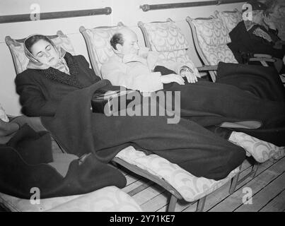 'QUEEN ELIZABETH' CREW WALK-FF WAHRSCHEINLICH NACH MORROW Ein Walk-off von drei bis vierhundert der Crew des Cunard White Star-Linienschiffes 'Queen Elizabeth' , der sich bereits um drei Tage durch den Streik von Langshoremannen in New York verzögert hat und das Linienschiff mit etwa 000 Passagieren an Bord daran hinderte, Southampton am Mittag zu verlassen. Die Männer waren zu einem Treffen in einem nahe gelegenen Park gegangen, wo ein lokaler Beamter der National Union of Seamen sagte, sie hätten Angst, von amerikanischen Dockern verprügelt zu werden. Nach einer Sitzung, bei der eine Deputation ernannt wurde Stockfoto