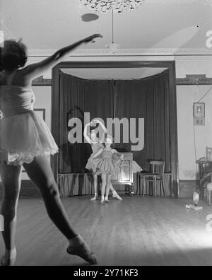 SHIRLEY WILLIAMS (die nächste Kamera hilft FRANCES MEACHEM von Watford ( in der Front) und SUSAN DICKINSON ( St . Albans) in ihrem Tanz, in Watford, Herts. Die jungen Tanzschüler der Schule sind mit der Probe für verschiedene Tanzvorführungen beschäftigt , die sie an Weihnachten zu Gunsten der Wohltätigkeit geben werden . 20. November 1948 Stockfoto