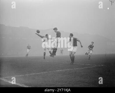 Ein TOR FÜR CHELSEA BENTLEY (Chelsea Centre Forward , in der Bildmitte , führt den Ball an, um RUTHERFORD ( Aston Villa Goal Keeper , links im Bild , zu besiegen und Chelsea beim Spiel der League I Football Association in Stamford Bridge , London , das erste Tor zu erzielen . 27. November 1948 Stockfoto