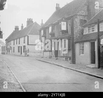 HISTORISCHE ARCHITEKTUR IM MALERISCHEN ALFRISTON. Im Vordergrund steht das Star Inn aus Fachwerk, in dem manche Leute sagen, dass König Alfred die Kuchen verbrannt hat. Weiter entlang der Straße kann ein Beispiel für noch frühere englische Architektur sein. 22. November 1948 Stockfoto