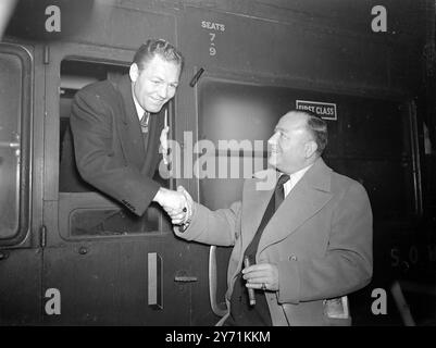 JACK SOLOMONS begrüßt LEE SAVOLD , den 32-jährigen Amerikaner , der gegen Bruce Woodcock kämpfen wird . 6 als er am Bahnhof Waterloo in London mit dem mauretanischen Bootszug ankam . 22. November 1948 Stockfoto