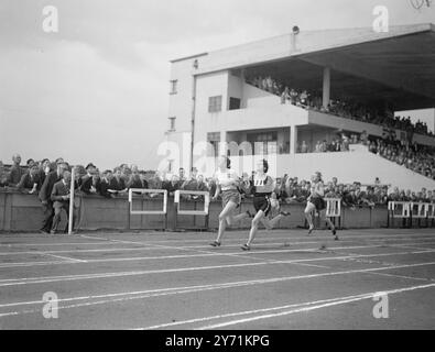 Die Polytechnischen Harriers hielten die TROPHÄEN " SWARD " im Quintin Hogg Memorial Ground in Chiswick ab . An den Sonderveranstaltungen nahmen viele "Possibles " der Olympischen Spiele Teil . DAS BILD ZEIGT :- " Lively Action " Miss MAUREEN GARDNER , ( Nr. 4 ) in weißem Pullover , gewinnt von Miss Dorothy Gladys Manley , Essex in Women's 100 metres Invitation Scratch Race in Chiswick . Mai 1948 Stockfoto