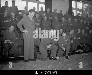 ÜBUNG BAMBUS ' CIGS ' s CONFRENCE IN CAMBERLEY viele hochrangige Offiziere der drei Dienste , darunter Offiziere der Empire Forces und Gäste aus den Vereinigten Staaten , nahmen an der jährlichen Konferenz von Feldmarschall Montgomery im Staff College Camberley Teil . Im Anschluss an die Konferenz wird die Übung " BAMBUS " stattfinden , bei der die Probleme im Zusammenhang mit Operationen in einem imaginären Kriegstheater im Fernen Osten von den anwesenden Vertretern erörtert werden . DAS BILD ZEIGT :- ' PLANER EN-MASSE. Lt. Gen . ELWOOD R . QUESADA ( US Air Force ) . ( Links) beobachtet die CIGS . ( Mitte) , und LT Gen . ALVA Stockfoto