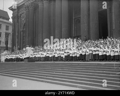 PRINZESSIN MARGARET BESUCHT KINDERGOTTESDIENSTE . PRINZESSIN MARGARET nahm anlässlich des 250. Jahrestages der Gründung der Gesellschaft zur Verbreitung des christlichen Wissens am Kindergottesdienst in der St Paul's Cathedral Teil . Eintausend Chöre aus Chören der Royal School of Church Music sangen auf den Stufen der Westfront der Kathedrale . DAS BILD ZEIGT :- " tausend Stimmen " Chorister erheben ihre Stimmen in Liedern auf den Stufen von St . Paul's Cathedral . Mai 1948 Stockfoto