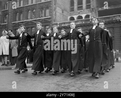 Bluecoat-Jungs kämpfen durch die Stadt. Die Jungs des Christ's Hospital ( Bluecoat School ) trafen ihre Uniform aus langen blauen Gewändern und gelben Socken aus Horsham , Sussex , zur London Bridge Station für ihren jährlichen St. Matthew's Day Gottesdienst in der St Sepulchre Church , Holborn , London . 21. September 1949 Stockfoto