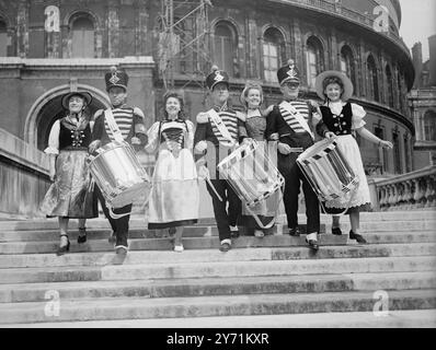 ALPHÖRNER BEI ALBERT HALL SWISS FOLKLORE FESTIVAL. Als spontane Geste zur Kriegsarbeit der RAF. Vom Basler Volk nehmen 165 Jodler, Bergsteiger und Musiker am SCHWEIZER FOLKLOREFEST Teil, das in der Royal Albert Hall eröffnet wird. High Light des Festivals ist das Spielen der 12 Fuß hohen hölzernen Alphörner . Der Erlös geht an die RAF . Wohltätigkeitsfonds . DAS BILD ZEIGT :- " Mountain Airs " in traditioneller Schweizer Tracht , Trommler und Jodlerinnen , lassen die Echos auf der Albert Hall Treppe erklingen . Mai 1948 Stockfoto