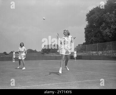 "WIMBLEDON PREVIEW" WIGHTMAN CUP TRIALS IN SURBITON. Die Lawn Tennis Association hat heute mehrere namhafte Spielerinnen zu den Wightman Cup Trials in den ersten beiden Tagen des Surbiton Jahresturniers eingeladen , das heute eröffnet wird . DAS BILD ZEIGT :- Joy Gannon . Mai 1948 Stockfoto