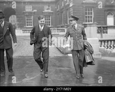 "ER LEHNTE 48 PFUND AB, 000" FRANK WHITTLE NIMMT AN DER KOMMISSION TEIL Air Commodore FRANK WHITTLE , Pionier von Jet Propulsion und Gasturbinen , nahm an einer Royal Commission on Awards to Erfinders im Somerset House in London Teil . Die Regierung ist der Ansicht , dass WEISSES , der ein Angebot von 40000 £ ablehnt , Anerkennung für die Erfindungen erhalten sollte , die weltweit verwendet werden . DAS BILD ZEIGT :- Air Commodore FRANK WHITTLE verlässt Somerset House in London nach der Anhörung der Royal Commission . Mai 1948 Stockfoto