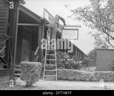 OLYMPIA-CAMP IN RICHMOND. Das Arbeitsministerium für die Teilnehmer der Olympischen Spiele im Richmond Park steht kurz vor seiner Fertigstellung . Dieses 20 Hektar große Lager , das früher als Rekonvaleszenz-Zentrum der Armee genutzt wurde , wird 1400 Wettbewerber , Teammanager , Masseure und Trainer sowie 250 Hausangestellte beherbergen . DAS BILD ZEIGT :- " Sporting Finance " Eine Bank wird im Camp der Olympischen Spiele in Richmond mit dem letzten Schliff versehen . Mai 1948 Stockfoto