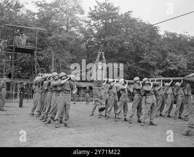 "AUSBILDUNG IN DER LUFT" FÜR FALLSCHIRMJÄGER. Die britischen Airbourne - Streitkräfte wurden entwickelt , um eine Rolle von immer größerer Bedeutung in der Armee der Zukunft zu spielen , und erhalten eine hochspezialisierte Ausbildung in der Kunst des Krieges aus den Wolken . Sowohl an der Pre - Fallschirmschule Aldershot als auch an der RAF Parachute Training School in Upper Heyford , Oxfordshire beginnen Freiwillige mit dem Katzensprung von unten nach oben und lernen alles von der richtigen Art zu Fall bis hin zu " Formation Drops " mit Kit Bag . DAS BILD ZEIGT :- " seine Flügel gewinnen " Ein freiwilliger Fallschirmjäger , stolz auf den " DE Stockfoto