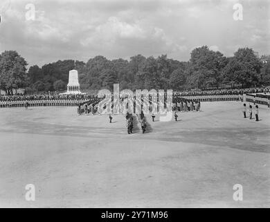 VOLLKLEIDER-PROBENTRUPPE IN DER FARBE. Die Guards in ihren zeremoniellen Uniformen aus der Vorkriegszeit zogen zu einer Full Dress Probe der Trooping of the Colour bei der Horse Guards Parade in London vor . Juni 1948 Stockfoto