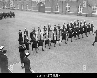 HERZOGIN VON KENT INSPIZIERT WRNS HRH DIE HERZOGIN VON KENT besuchte die königliche Marinekaserne , Chatham und inspizierte Mitglieder der WRNS . DAS BILD ZEIGT :- ' Augen rechts ' H R H DIE HERZOGIN VON KENT nahm den Gruß als Mitglieder der W R N S bei der Inspektion in Chatham . Juni 1948 Stockfoto