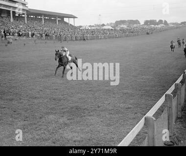 » AUF EIGENE FAUST » HH . Der STAR des Maharadschas BARODA , J . Sime , oben , hat das Feld für sich selbst , als er nach Hause geht , um das Rosebery Memorial beim heutigen ersten Sommertreffen in Epsom zu gewinnen . Juni 1948 Stockfoto