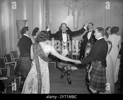 " TREFFEN DER CLANS " mit Kilts , die zur Musik der Pfeifen schwammen , es war ein wahrer schottischer Anlass für die 600 Gäste , die den jährlichen Caledonian Ball im Grosvenor House in London besuchten . Obwohl die ganze Pracht des Vorkriegs-Balls noch nicht zurückgekehrt ist , gab es alle traditionellen schottischen Tänze einschließlich des " Dashing White Sergeant " und schottenkaro in allen Farben wurden von den Highland-Genussmachern getragen . DAS BILD ZEIGT :- " alles in der Achtzigerechten " . Eine Szene im Grosvenor House während des Balls. Mai 31 1948 Stockfoto