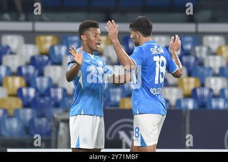 Neapel, Italien. September 2024. David NERES vom SSC Napoli freut sich, nachdem er ein Tor von 4-0 mit seinem Teamkollegen Giovanni Simeone vom SSC Napoli während des Spiels Coppa Italia Freccia Rossa zwischen SSC Napoli und Palermo FC erzielte. Neapel gewinnt mit 5:0. (Kreditbild: © Agostino Gemito/Pacific Press via ZUMA Press Wire) NUR REDAKTIONELLE VERWENDUNG! Nicht für kommerzielle ZWECKE! Stockfoto