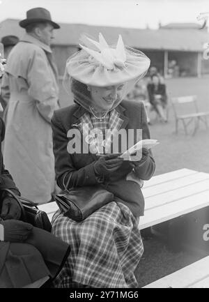 "KRÖNUNGSBECHER " EPSOM-TREFFEN. Sieben Pferde liefen im Krönungsbecher auf einer Distanz von anderthalb Meilen bei Epsom . Der letztjährige Derby-Sieger Pearl River - das französische Pferd - gehörte zu den Läufern . DIE BILDER ZEIGEN :- Miss HOLMES WATSON , trägt einen rosa gefiederten Vogel auf einem grauen Filzhut beim Epsom Meeting . Juni 1948 Stockfoto