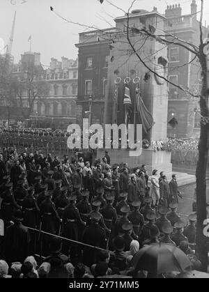 DER KÖNIG UND SEIN VOLK ERINNERN SICH AN DIE GEFALLENEN heute, am Gedenksonntag, wurde den Gefallenen zweier Weltkriege bei Zeremonien in ganz Großbritannien geehrt. Trotz des strömenden Regens strömten Menschenmassen in das Londoner Cenotaph , um den Dienst zu besuchen , in dem H.M. der König und andere Mitglieder der Royal , Family But the Queen , die sich von einer Erkältung erholt , im Buckingham Palace zu hören . - - DAS BILD ZEIGT: EHEMALIGE SOLDATEN ZIEHEN VORBEI -- während der Zeremonie Erinnerungen an gefallene Kameraden durch ihre Köpfe gehen, ehemalige Mitglieder der britischen Legion in Whitehall. - - - 7. November 1948 Stockfoto