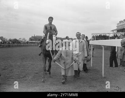 "KRÖNUNGSBECHER " EPSOM-TREFFEN. Sieben Pferde liefen im Krönungsbecher auf einer Distanz von anderthalb Meilen bei Epsom . Der letztjährige Derby-Sieger Pearl River - das französische Pferd - gehörte zu den Läufern . DIE BILDER ZEIGEN :- " französischer Sieg " GOYAMA , im Besitz von M M BOUSSAC , mit Jockey E C Elliot, oben , der nach seinem triumphalen Sieg bei Epson in Führung genommen wird . H H der MIGOLI des Aga Khan war Zweiter , und Herr . Glenister's SICAVO , Dritter . Juni 1948 Stockfoto