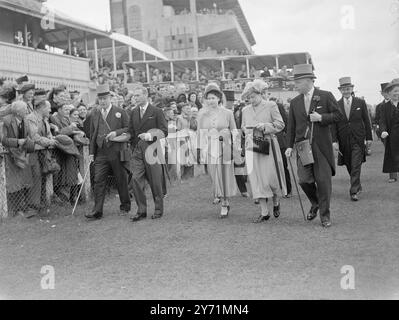 "THE DERBY " - Rennen - Besucher aus dem ganzen Land strömen heute nach Epsom Downs , um das diesjährige "Blue Riband " - Rennen , DAS DERBY , zu sehen . Ihre Majestäten der KÖNIG und DIE KÖNIGIN nahmen zusammen mit KÖNIGIN MARY , PRINZESSIN ELIZABETH und dem HERZOG VON EDINBURGH an dem Treffen Teil . Bei diesem großen Rennen war auch der Premierminister Rt - Hon anwesend . C R ATTLEE . DAS BILD ZEIGT :- der Gang in Epsom war Lord Rosebery , H M der KÖNIG , H R H PRINCESS ELIZABETH und H R H PRINCESS ROYAL . Der DUKE OF EDINBURGH ist hinter H R H PRINCESS ROYAL und dem DUKE OF NORFOLK (ri Stockfoto