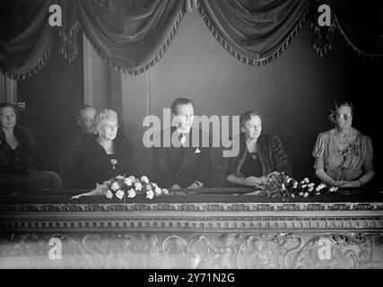 DAS BILD ZEIGT:- in der mit Blumen geschmückten Royal Box in St. James's , Theatre King Street , London . Von links nach rechts: Königin Maria , Prinz Georg von Dänemark und Königin Alexandrine , Königin Mutter von Dänemark . 25. Oktober 1948 Stockfoto