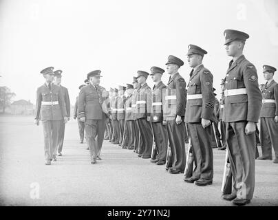 TECHNISCHE JUNGS DER ROYAL AIR FORCE, DIE DIE PARADE AUSSCHEIDEN. Die ersten Nachkriegsanwärter, die ihre Ausbildung in verschiedenen Royal Air Force Trades absolvierten, besuchten ihre Ausscheidungsparade an der R.A.F. School of Technical Training at Locking, nahe Weston-Super-Mare, Somerset. Die Jungs wurden von Air Marshall Sir Leslie N. Hollinghurst , Generalinspektor der Royal Air Force überprüft , aber die ganze Parade wurde von den Jungs selbst ohne Offiziere oder N.C.O.S (außer Boy N.C.O.S) durchgeführt . DAS BILD ZEIGT: DIE JUNGS SIND AUF DER PARADE. Air Marshall Sir Leslie N . Hollinghurst mit bo gesehen Stockfoto