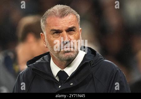 London, Großbritannien. September 2024. Ange Postecoglou, der Manager von Tottenham Hotspur, sieht zu. UEFA Europa League Spiel Tottenham Hotspur gegen Qarabag FK im Tottenham Hotspur Stadium in London am Donnerstag, den 26. September 2024. Dieses Bild darf nur für redaktionelle Zwecke verwendet werden. Foto nur für redaktionelle Verwendung von Sandra Mailer/Andrew Orchard Sportfotografie/Alamy Live News Credit: Andrew Orchard Sportfotografie/Alamy Live News Stockfoto