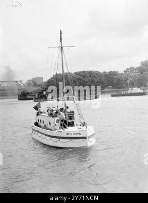 „Man the Lifeboat“ für eine 3.000 km lange „Unsinkable“-Reise. Auf dem Weg nach New York im ersten unentdeckbaren, sich selbst entleerenden, unsinkbaren Rettungsboot ist sein 49-jähriger Londoner Erfinder, Mr. Harold Augustus Gaskin, mit drei seiner Freunde. Bei einem fünfzehntägigen Ausflug über 3.000 Meilen Wasser, beginnend am Cadogan Pier, hoffen sie, amerikanischen Reedern die Fähigkeiten des Bootes demonstrieren zu können. Das Bild zeigt: 'Sicherheit auf See' - getauft 'Grüner Delfin', das neue unsinkbare Rettungsboot hat heute (Donnerstag) einen Probelauf vor dem Cadogan Pier in Chelsea. Juni 1948 Stockfoto