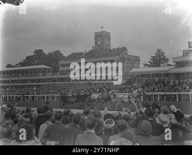 Royal Ascot öffnet, König und Königin sind anwesend. Ihre majesties der König und die Königin eröffneten heute (Dienstag) offiziell den ersten Tag des Royal Ascot Race Meeting, als sie von Windsor Castle zum Kurs fuhren. Die königliche Prozession trat über das Goldene Tor in den Kurs ein und fuhr zum königlichen Gehege. Das Bild zeigt: 'Royal Arrival', Ihre Majesties der König und die Königin fuhren den Kurs in der offenen landau entlang, die von Windsor Greys gezogen wurde, als sie heute (Dienstag) in Ascot ankommen. Juni 1948 Stockfoto