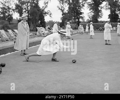 "Weibliche Rollen die Wälder " - Internationale Bowlingspiele das erste Treffen der Internationalen Bowlingspiele zwischen England, Irland, Schottland und Wales begann heute im Wimbledon Park . Das Bild zeigt: Mrs. Rolles Rolls - Mrs. M. Rolles ( Wales, Merthyr ) , fährt während des heutigen Spiels eine Schüssel auf dem Weg zum Jack. Frau Niner ( Swansea ), Partnerin von Frau Rolles. Stockfoto