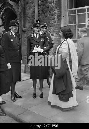 Die Flagge des Ordens wurde heute zum ersten Mal über der Westminster Abbey in London gehisst , als in der Abbey ein Gedenkgottesdienst abgehalten wurde . H.R.H. der Duke of Gloucester nahm als Grand Prior an dem Gottesdienst Teil und setzte den Lord Wakehurst als Lord Prior des Ordens von St. John ein. Eine Trompetenfanfare begrüßte die farbenfrohe Prozession des Großpriors und der Mitglieder des Generalkapitels, die mit schwarzen Mänteln bekleidet waren und auf der linken Seite weiße Kreuze des Ordens mit Tudorhüten trugen, als die Prozession an der Westtür ankam Stockfoto