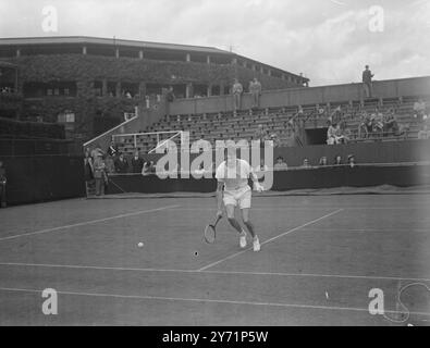 Norwegen in Aktion bei Wimbledon Championships. Der Norweger J. Haanes , der im Kampf gegen den ungarischen J. Asboth im zweiten Runde im Singles-Tennisspiel gespielt wurde . Beide gewannen das Spiel mit 7-5, 6-4 und 6:1. In Wimbledon. Juni 1948 Stockfoto