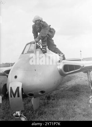 'Vampire over the Sea' - RAF macht die erste Jetüberquerung. Die erste Atlantiküberquerung mit Jet-Flugzeugen wird von sechs de Havilland Vampire 3, der No.54 Squadron der Royal Air Force, durchgeführt, wenn sie ihre Basis in Hampshire am 1. Juli nach Kanada und den USA verlassen. Die Reise erfolgt in „Hopfen“ über eine Entfernung von 3.540 Meilen. Zusätzlich zu Kunstflugvorführungen in Kanada und den USA werden die Vampire an Luftunterstützung und Abhörübungen der US Air Force teilnehmen. Die Piloten tragen spezielle Taucheranzüge, die von der Marine ausgeliehen werden, um vor einer Landung auf See zu schützen. Das Bild zeigt: „Für See und Luft“ – Pilot Stockfoto