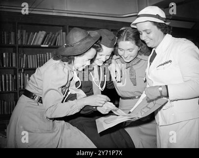 "Girl Guides Conference" eine Internationale Konferenz für katholische Guiders fand heute im Hauptquartier der Girl Guides in London statt. Delegierte aus Amerika, der Schweiz, Italien, den Niederlanden und vielen anderen Ländern nahmen an der Konferenz Teil und wurden von der Chefkommissarin Finola Lady Somers zu einem Mittagessen eingeladen. Sie wurden anschließend seiner Eminenz Kardinal Griffin übergeben. Das Bild zeigt: „ Guides Get-Together“ – diese vier Guides übergießen ihre Notizen auf der heutigen Konferenz in London. Von links nach rechts - Vic Volterbeek, Lilleor Knudsen, Georgine Stail und Maria Leonora Arajo. Jun Stockfoto