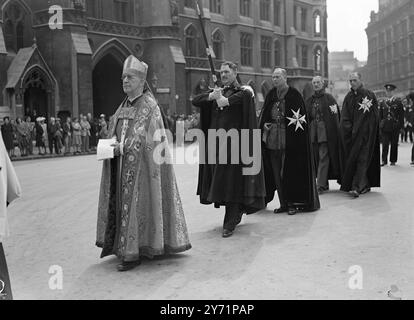 Die Flagge des Ordens wurde heute zum ersten Mal über der Westminster Abbey in London gehisst , als in der Abbey ein Gedenkgottesdienst abgehalten wurde . H.R.H. der Duke of Gloucester nahm als Grand Prior an dem Gottesdienst Teil und setzte den Lord Wakehurst als Lord Prior des Ordens von St. John ein. Eine Trompetenfanfare begrüßte die farbenfrohe Prozession des Großpriors und der Mitglieder des Generalkapitels, die mit schwarzen Mänteln bekleidet waren und auf der linken Seite weiße Kreuze des Ordens mit Tudorhüten trugen, als die Prozession an der Westtür ankam Stockfoto