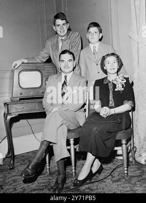 " Amerikas erste Familie? " - Herr und Frau Thomas E Dewey . Zum zweiten Mal in Folge wurde Thomas Edmund Dewey, Gove Nor aus New York, als Präsidentschaftskandidat der Republikanischen Partei nominiert, und es sieht so aus, als ob ihn im November nächsten Jahres nur ein Wunder vom Weißen Haus fernhalten kann. Der wahrscheinliche zukünftige Präsident erlangte als "Bandenbuster " Bekanntheit, als er New York als Staatsanwalt aufräumte . Dewey, ein kleiner, unter Druck stehender Arbeiter von 46, hat gelernt, seinen kurzen Fall nicht mit nach Hause zu nehmen. Dort, mit seiner großen, dunkelhaarigen Frau, die die Planung übernimmt, und seinen lebhaften Söhnen Tommy, 16 Stockfoto