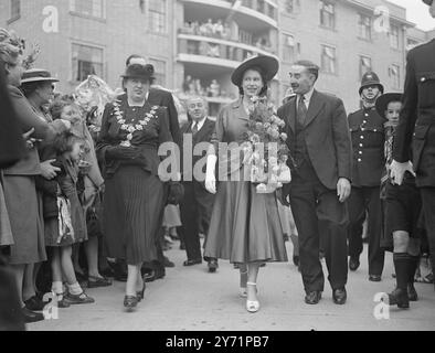 Duke of Edinburgh - Freedom of Greenwich. Heute Abend erhielt der Duke of Edinburgh im Rathaus von Greenwich die Freiheit von Greenwich. In Begleitung von Prinzessin Elizabeth unternahm der Duke eine Tour durch die Stadt, von der er seinen dritten Titel als Baron Greenwich erhielt. Das Königspaar hat im Royal Naval College gegessen, wo der Herzog sein Studium unterzieht. Die Fotos zeigen: H.R.H. Prinzessin Elizabeth mit einem Blumenstrauß, wurde von Tausenden jubelnden Menschenmassen begrüßt, als sie in Begleitung des Duke of Edinburgh, der heute Abend die Freiheit der Stadt erhielt, eine Tour durch Greenwich unternahm. Stockfoto