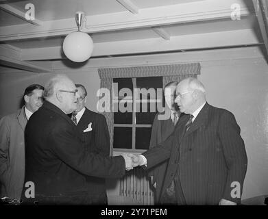 WEITERE MINISTER DES COMMONWEALTH KOMMEN ZUR KONFERENZ NÄCHSTE WOCHE. Vertreter Südrhodesiens ( Premierminister Sir Godfry Huggins ) Neuseelands ( Premierminister Peter Fraser ) und Südafrikas ( Minister für Bergbau und Wirtschaft E.H. LOUW ) kamen zur commonwealth Prime Minsters Conference , die in London eröffnet wird . DAS BILD ZEIGT:- Herr Peter Fraser , Premierminister von Neuseeland , wird von Herrn W.J.Jordan, Hochkommissar von Neuseeland, bei seiner Ankunft am Flughafen London begrüßt . Oktober 1948 Stockfoto