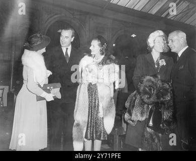 'Anglo-indische Freundschaft' - Lord Louis beim Empfang in Ostindien kehrte vor kurzem von seinem Posten als letzter britischer Generalgouverneur von Indien, Earl Mountbatten, zusammen mit Gräfin Mountbatten, an einem Empfang der East India Association in Kensington, London, zurück. Das Bild zeigt: „All India Anlass“ - von links nach rechts - Marie Marchioness von Willingdon unterhält sich mit Earl und Gräfin Mountbatten, beim heutigen Empfang. Auf der rechten Seite sind Lady Scarborough und Lord Wavell, irgendwann Vizekönig von Indien. 29. Juni 1948 Stockfoto