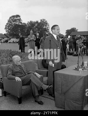 Das Camp für die Teilnehmer der Olympischen Spiele im Richmond Park wurde heute vom rechten Herrn Charles Key, M.P., Minister für Arbeiten, eröffnet. Dieses 20 Hektar große Lager, das früher als Erholungszentrum der Armee genutzt wurde, wird 1.400 Teilnehmer, Teamleiter, Masseure und Trainer sowie 250 Hausangestellte beherbergen. Das Bild zeigt: Der Right Hon. Der Lord Burghley K.C.M.G, Vorsitzender des Organisationskomitees für die Olympischen Spiele, antwortet auf die Rt. Charles Keys Rede bei der Eröffnungszeremonie des Camps der Olympischen Spiele heute. Juni 30 1948 Stockfoto