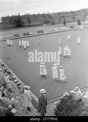 „Females Roll the Woods“ – Internationale Bowlingspiele. Das erste Treffen der internationalen Bowlingspiele zwischen England, Irland, Schottland und Wales begann heute im Wimbledon Park. Das Bild zeigt: 'Bowlers A Plenty' - Eine allgemeine Ansicht, die während des Spiels zwischen Irland und Wales beim heutigen International Bowling Match gemacht wird. 21. Juni 1948 Stockfoto