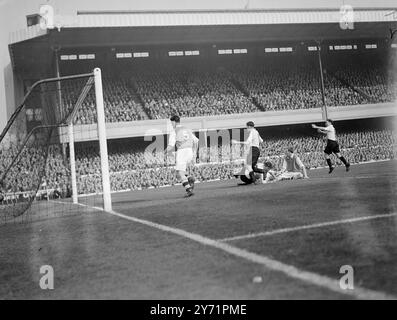 Arsenal V Burnley . Champions Treffen Finalisten Des Pokals . Burnley , der in dieser Saison 14 Tore in zehn Spielen kassierte , war heute ohne Zentrum von Highbury ein Besuch von Arsenal Alan Brown , der in dieser Woche nach Nott's County wechselte . DAS BILD ZEIGT:- Chew , Burnleys äußere rechte Seite erzielte das erste Tor gegen Arsenal in Highbury . Billingham , Burnley Centre Forward ( rechts ) und Wilson ( außen links ) sind ebenfalls auf dem Bild zu sehen . Oktober 1948 Stockfoto