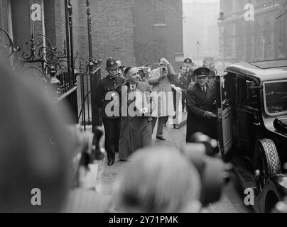 KONFERENZ DER PREMIERMINISTER 10, DOWNING STREET. Die Premierminister des Commonwealth hielten ihr erstes Treffen in der Downing Street Nr. .10 in London ab. Herr Mackenzie King, kanadischer Premierminister, nahm aufgrund von Gesundheitsstörungen nicht an der Sitzung Teil. Der kanadische Hochkommissar Robertson in London wird Kanada in der Eröffnungsphase der Konferenz vertreten. Es wird erwartet, dass die Premierminister zunächst Wirtschaftsfragen erörtern werden. DAS BILD ZEIGT:- MR . ERIC H. LOUW, südafrikanischer Minister für Bergbau und Wirtschaft , der Südafrika bei der Konferenz vertritt Stockfoto