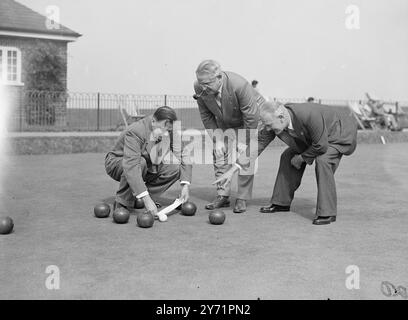 Delegierte auf dem Green-T.U.C. Kongress in Margate. Mr. Lincoln Evans, ein britischer Delegierter beim T.U.C. Kongress in Margate, misst die Distanz zwischen den Wäldern während eines Bowlingspiels mit den Amerikanern Edward J. Volz und Pat Gorman. Die Delegierten nutzten den heutigen Sonnenschein und entspannten sich nach der Konferenz. 6. September 1948 Stockfoto