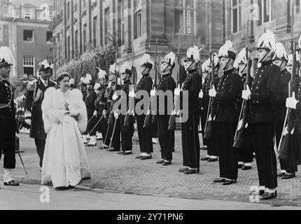 Prinzessin Margaret inspiziert die niederländische Ehrengarde. Prinzessin Margaret inspizierte eine Ehrengarde, die von der Militärorganisation der Studenten aufgestellt wurde, als sie vom Amstel Hotel in den niederländischen Königspalast zurückkehrte, nachdem Königin Juliana in der Neuen Kirche in Amsterdam als Königin der Niederlande eingeweiht wurde. Der Kommandeur der Ehrengarde, Baron D'Aulnis de Bourrouil, der mit dem Devon Yeomanry den DSO gewann, sagte später: "Wie sie sich kleidet. Sie ist eine wunderbare Prinzessin, ein echtes Königtum. Wenn man sieht, dass sie erst 18 ist, staunt man über ihren Charme." 7. September 1948 Stockfoto