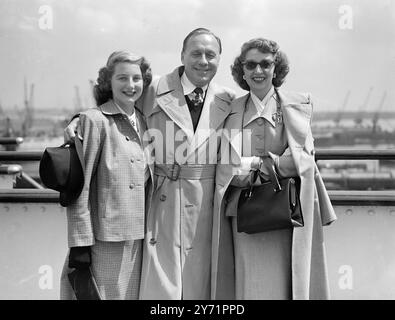 Als der berühmte amerikanische Komiker und Radiostar Jack Benny heute aus New York auf dem Cunard White Star Liner Queen Elizabeth nach Southampton kam, waren seine Frau (Mary Livingstone) und seine Tochter Joan bei ihm. Juli 1948 Stockfoto