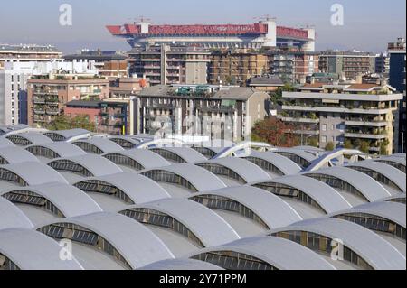 - Milano, il Deposito degli autobus ATM di Via Novara, sullo sfondo lo stadio di san Siro - Mailand, der Busdepot-Geldautomat in der Novara-Straße, im Hintergrund das San Siro-Stadion Stockfoto