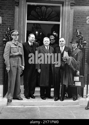 KONFERENZ DER PREMIERMINISTER 10, DOWNING STREET. Die Premierminister des Commonwealth hielten ihr erstes Treffen in der Downing Street Nr. .10 in London ab. Herr Mackenzie King, kanadischer Premierminister, nahm aufgrund von Gesundheitsstörungen nicht an der Sitzung Teil. Der kanadische Hochkommissar Robertson in London wird Kanada in der Eröffnungsphase der Konferenz vertreten. Es wird erwartet, dass die Premierminister zunächst Wirtschaftsfragen erörtern werden. DAS BILD ZEIGT:-Verlassen 10, Downing Street für eine Mittagspause von der Konferenz sind: Von links nach rechts: General POOLE, Militärberater Stockfoto